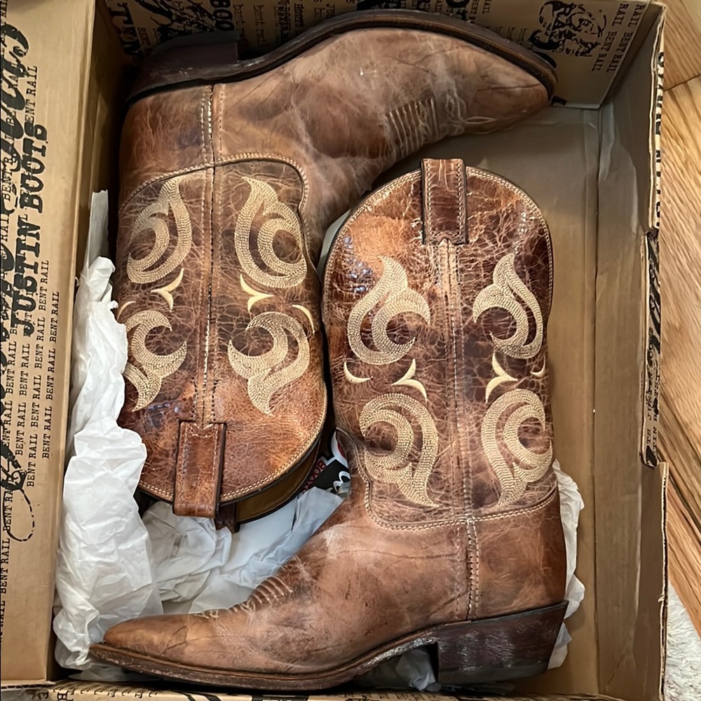 Justin’s Brown Western Cowboy Boots with Embroidered Design